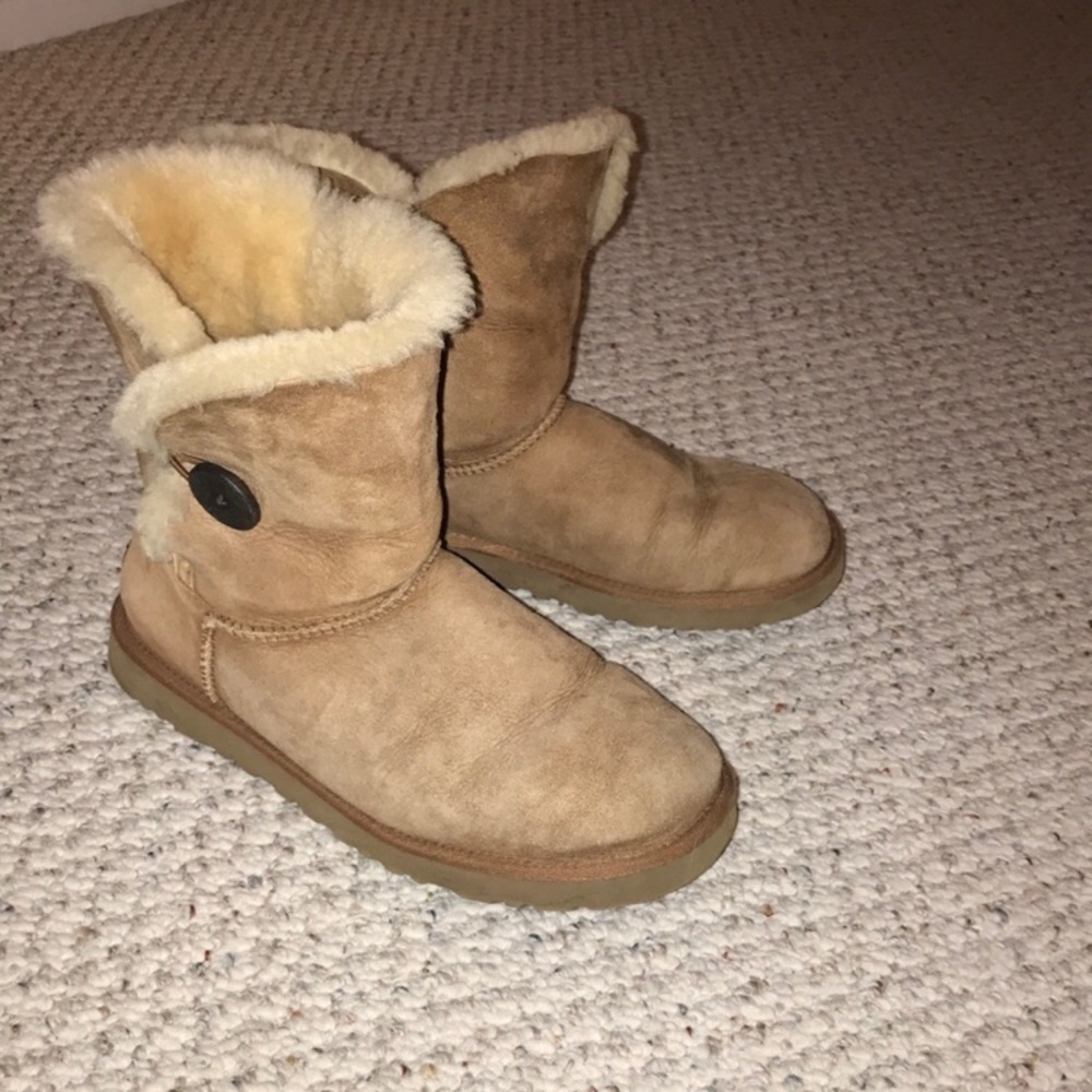 Tan uggs